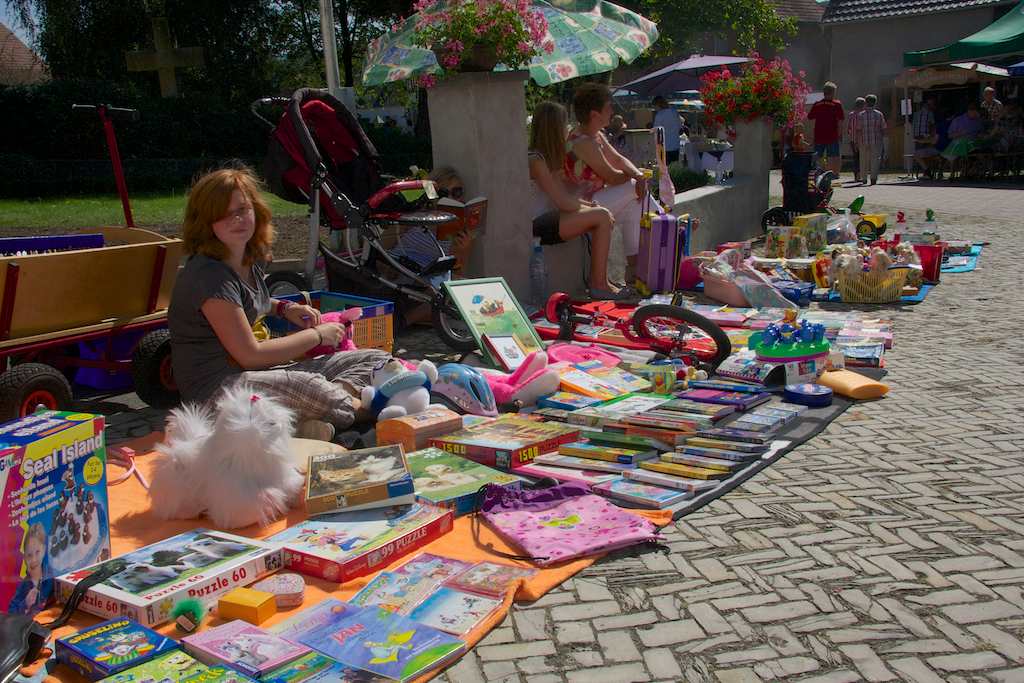 <p>Links und rechts um die Kirchen war ein Kinderflohmarkt aufgebaut</p>