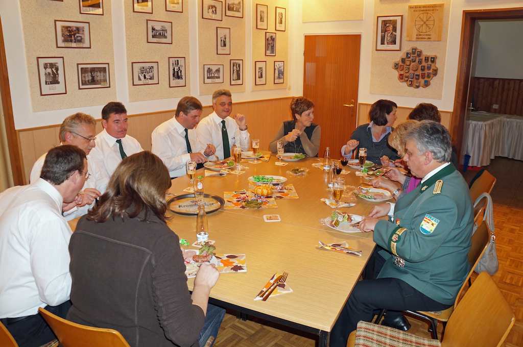 <p>Die Besucher im Schützenhaus schmeckten die vorbereiteten Leckereien</p>