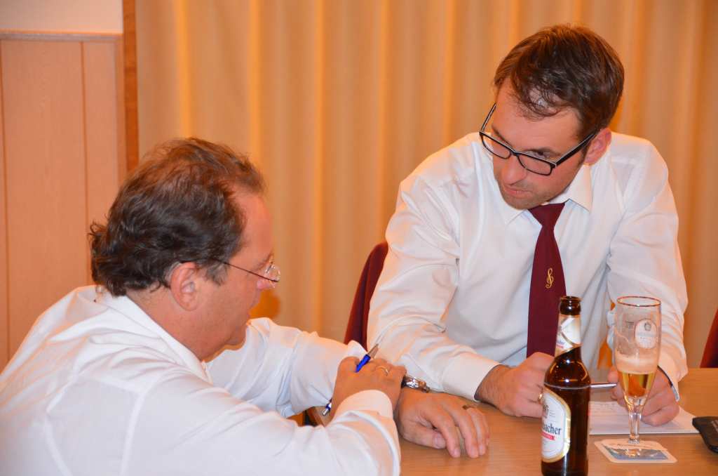 <p>Anschließend wurde noch lange und ausgiebig diskutiert, geklönt und ein Blick voraus in das nächste Jahr mit dem Alfener Musikverein geworfen</p>