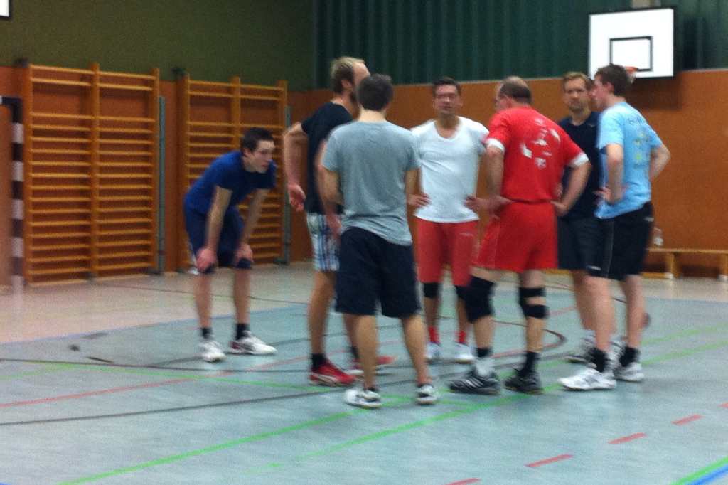 <p>Volleyballspiel mit den ehemaligen Alfener Verbandsliga Spielern</p>