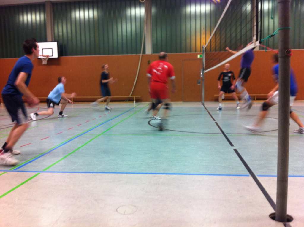 <p>Volleyballspiel mit den ehemaligen Alfener Verbandsliga Spielern</p>