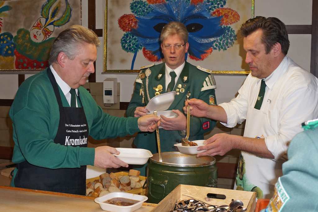 <p>Zwischendurch gab es eine Gulaschsuppe zur Stärkung. Der Koch hatte allerdings nicht mit so vielen Gästen gerechnet.</p>