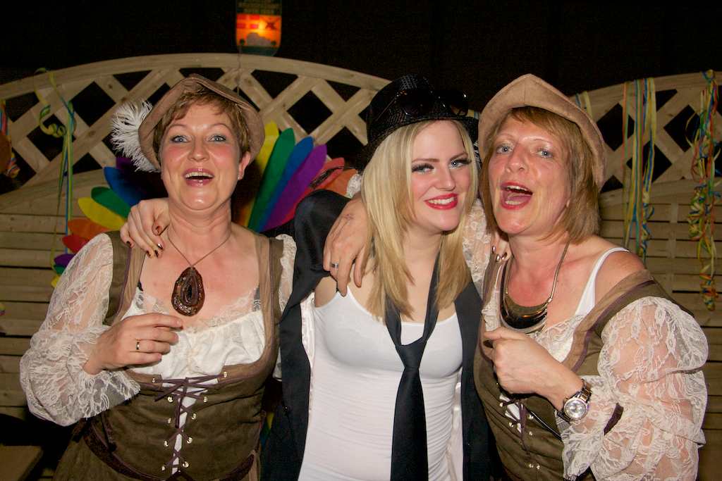 <p>Karneval in Alfen mit den Karnevalszicken der kfd</p>