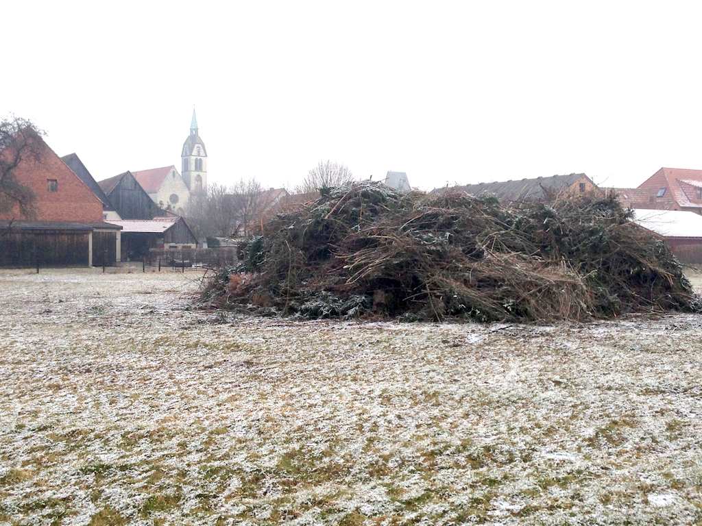 <p>Die Jungschützen hatten in den letzen Wochen wieder eine Menge Strauchschnitt zusammengetragen</p>