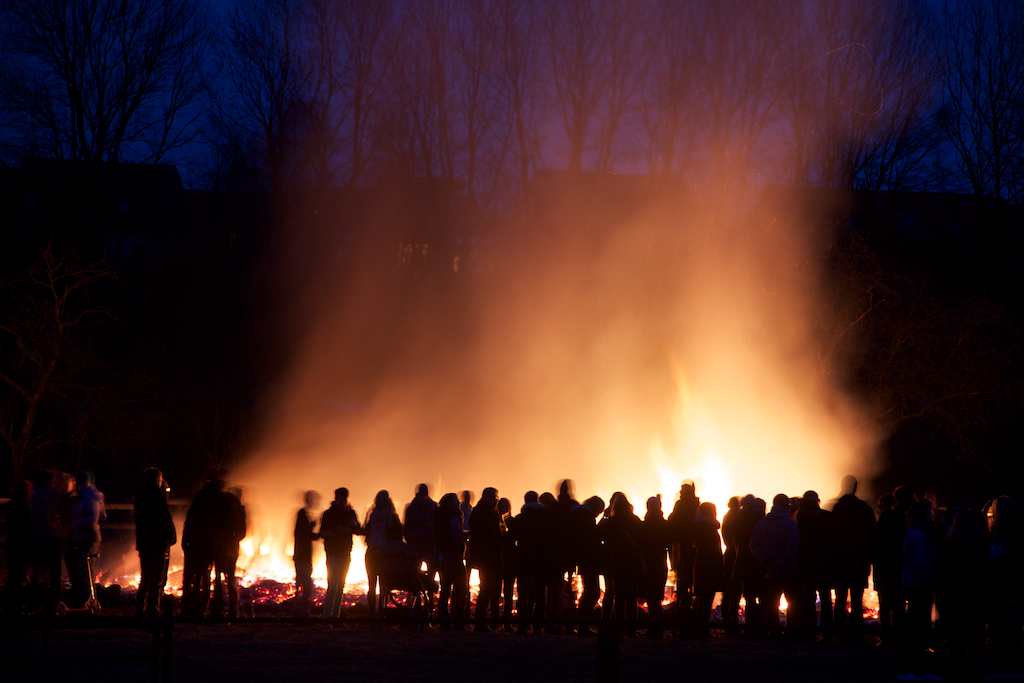 <p>Der Kreis um das Feuer wurde im Laufe des Abends immer enger</p>