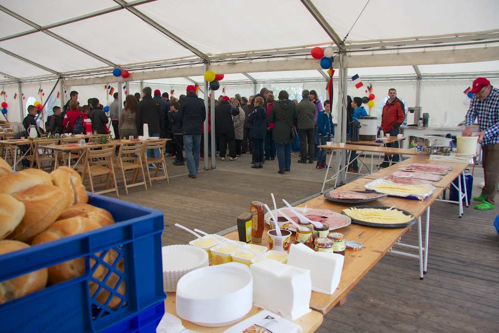<p>Im Zelt auf dem Sportplatz wurde ein leckeres Frühstück aufgetragen</p>
