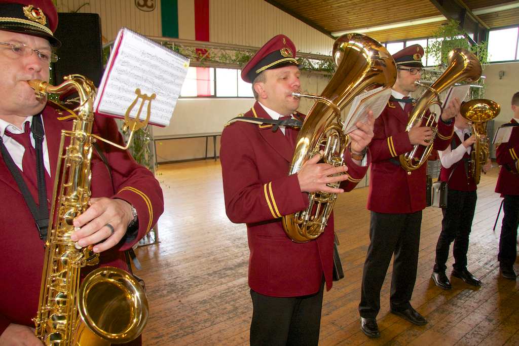 <p>Der Musikverein Alfen beim Schützenfest in Altenrüthen</p>
