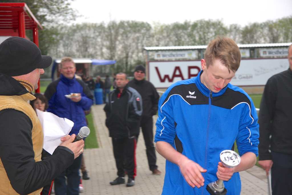 <p>Den Siegerpokal nahmen die Weweraner mit nach Hause</p>