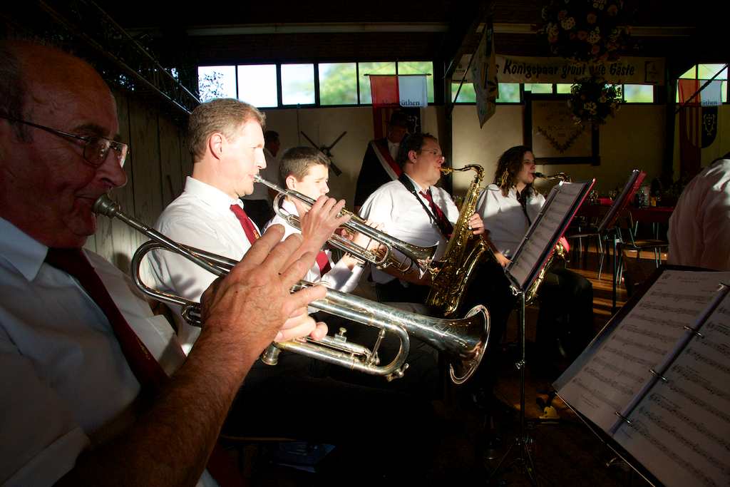 <p>Der Musikverein Alfen beim Schützenfest in Altenrüthen</p>