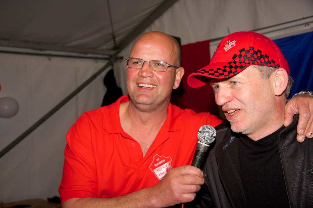 <p>Später am Abend überzeugten Sylvain und Reinhard Wegener, der Organisator der Partnerschaft vom SV RW Alfen, mit einer Gesangseinlage</p>