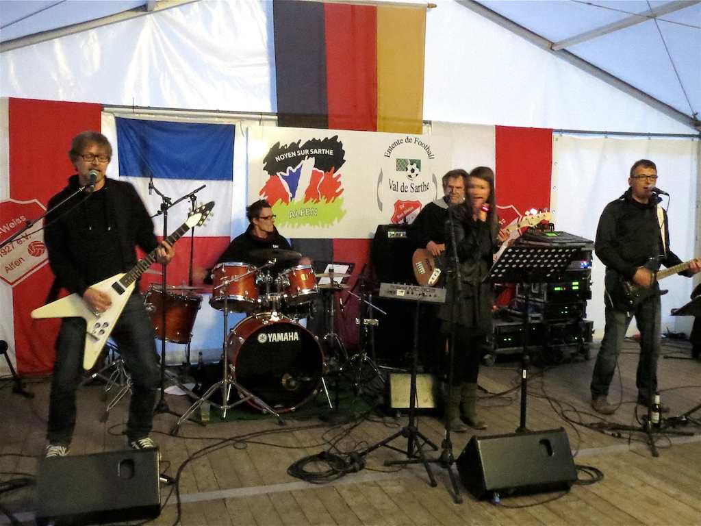 <p>Die Stadtkapelle spielt  selten auf. An diesem Abend war wieder einer dieser seltenen Auftritte. Die Gruppe begeistere das Publikum und machte Werbung für den Tag der Musik am 30.5. und eine ganz neue Art der Kinderbelustigung am Alfener Schützenfest</p>