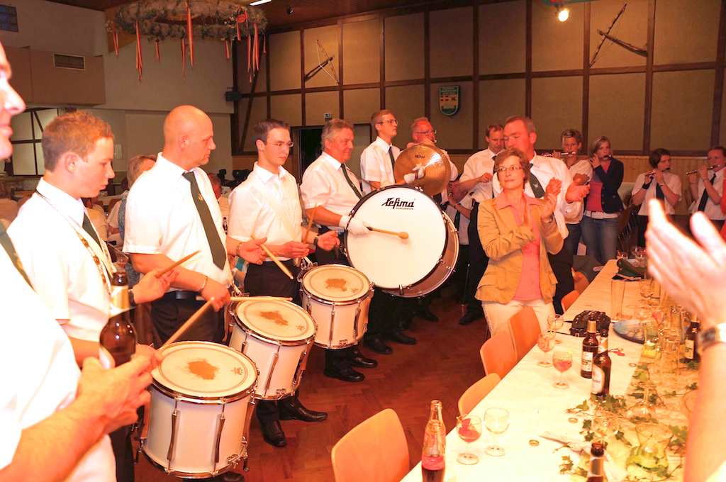 <p>Zwischendurch besuchte der Spielmannszug den Königstisch</p>