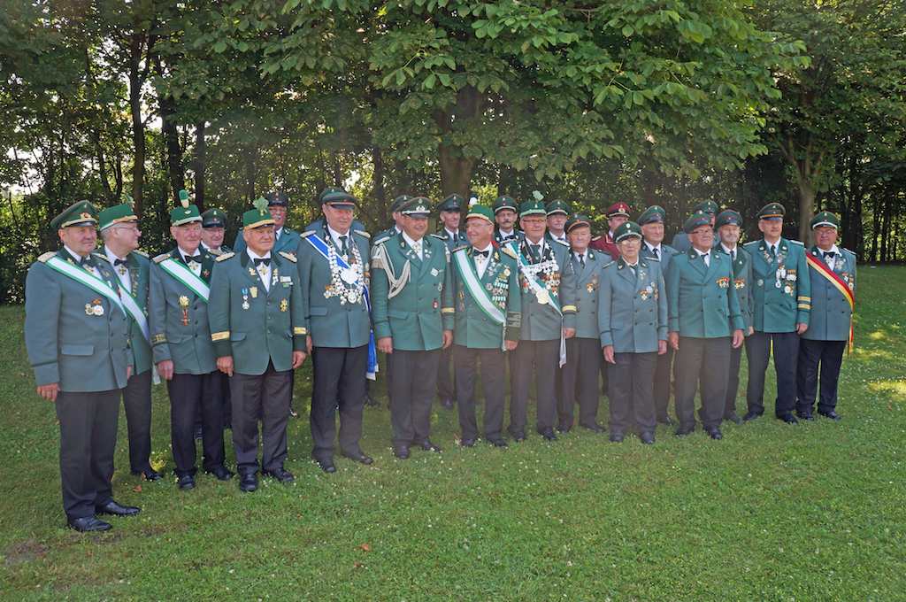 <p>Alle geehrten auf einem Blick<br />
o   Hintere Reihe von links: für 50 Jahre Walter Mithöfer, für 40 Jahre Bernhard Thöne, Manfred Wester, Franz-Josef Kruse, Reinhard Drüke, Wolfgang Wenzel und Konrad Hansmeier (Ortsvorsteher), für 25 Jahre Gerhard Meyer und Rainer Jakob.<br />
o   Vordere Reihe von links: für 40 Jahre Josef Drüke (Oberst), Helmut Bröckelmann und Richard Kirchhoff (beide Ehren-Bezirksbundesmeister), Hans Besche (Stellv. Bundesschützenmeister), Hans-Georg Igges (Kaiser und 25-jähriger Jubelkönig), Markus Hüster (St. Sebastianus Ehrenkreuz), Theo Thonemann (Stellv. Bezirksbundesmeister), für 40 Jahre Jürgen Becker (König – St. Sebastianus Nordborchen), für 60 Josef Rochell und Werner Thiele, für 50 Jahre Heinz Drüke, für 60 Jahre Werner Hussel, für 50 Jahre Wolf-Dieter Ewers, für 40 Jahre Karl Mura und Karl-Heinz Reinstädler<br />
o   Nicht im Bild: für 60 Jahre Erhard Zillmann, für 40 Jahre Johannes Ewers</p>