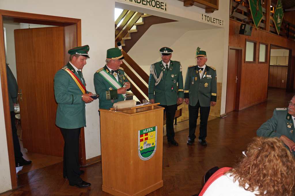 <p>Laudatio zum St. Sebastianus Ehrenkreuz (SEK)<br />
Von links: Bernd Meyer (Adjutant), Theo Thonemann (Stellv. Bezirks-Bundesmeister, BBM), Markus Hüster (Brudermeister + Tambourmajor), Hans Besche (Stellv. Bundesschützenmeister)</p>