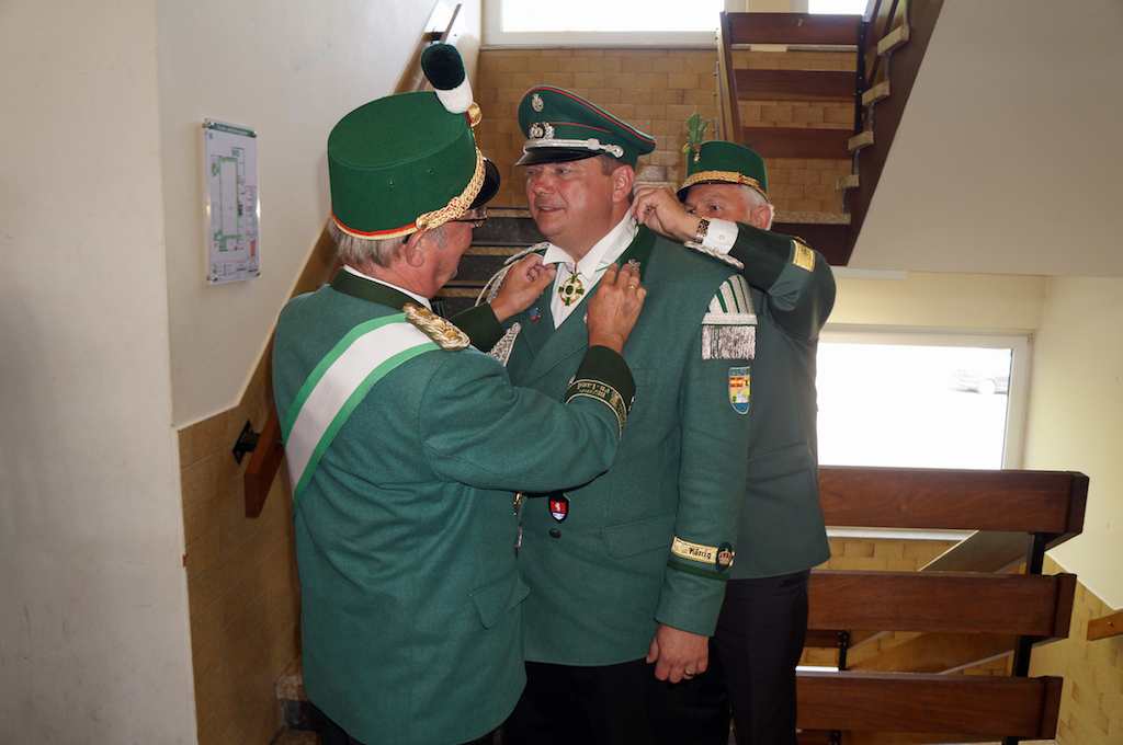 <p>Verleihung SEK<br />
Von links: Theo Thonemann (Stellv. BBM), Markus Hüster, Hans Besche (Stellv. BSM)</p>