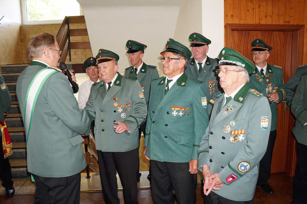 <p>Oberst Drüke gratuliert den Jubilaren für 60 jährige Mitgliedschaft Josef Rochell, Werner Hussel und Werner Thiele</p>