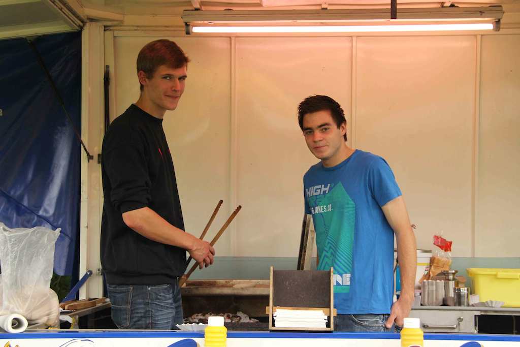 <p>Thomas Nordmeyer und Kevin Neugeboren am Grill</p>