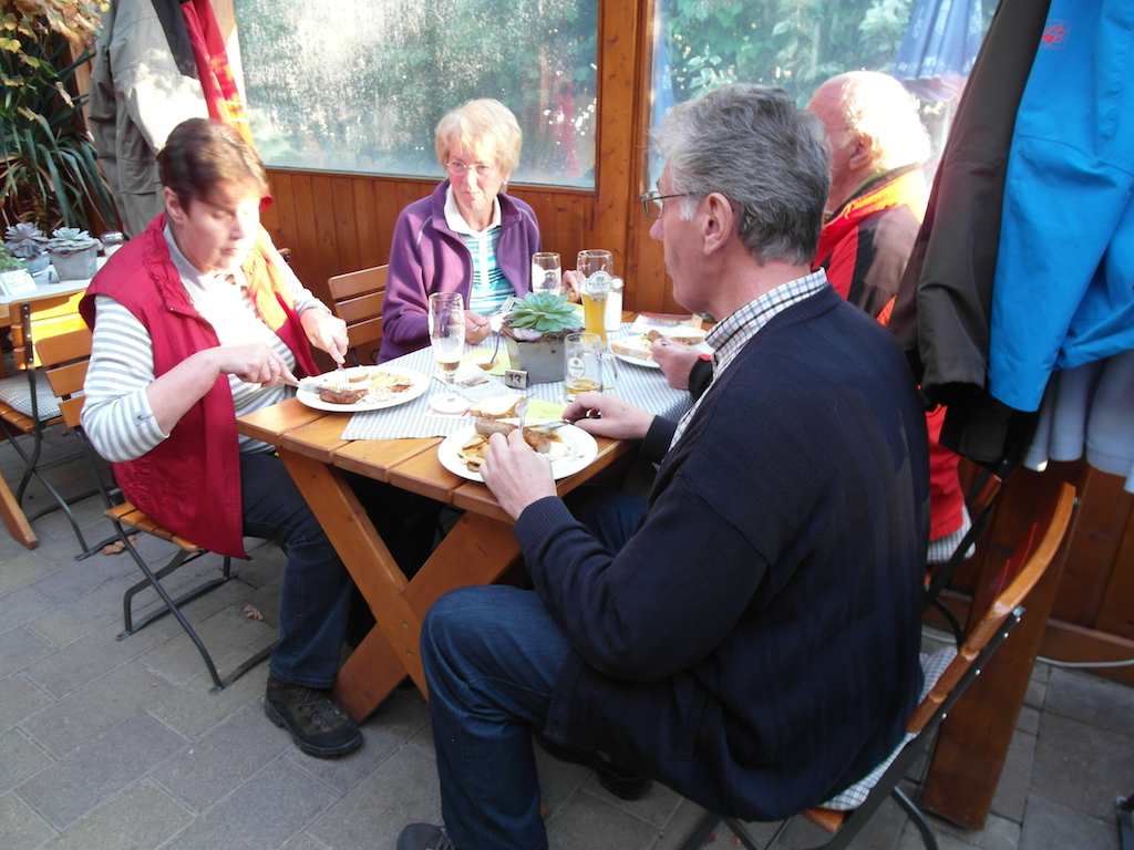 <p>Die Wanderfreunde des SV RW Alfenens treffen sich seit 15 Jahren einmal im Monat</p>