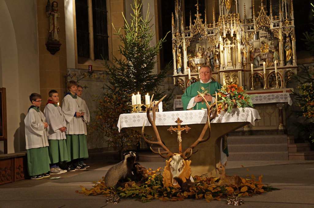 <p>Hubertusmesse, Kranzniederlegung und Hubertusabend</p>