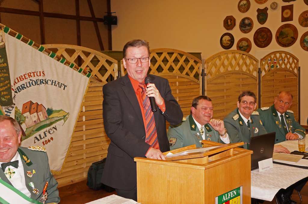 <p>Bürgermeister Reiner Allerdissen richtet ein Grußwort an die Schützen</p>