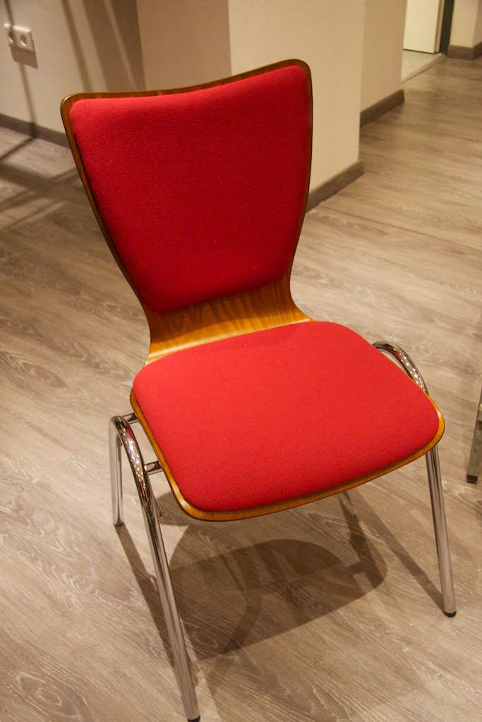 <p>Die ersten neuen Möbel konnten angeschafft werden</p>