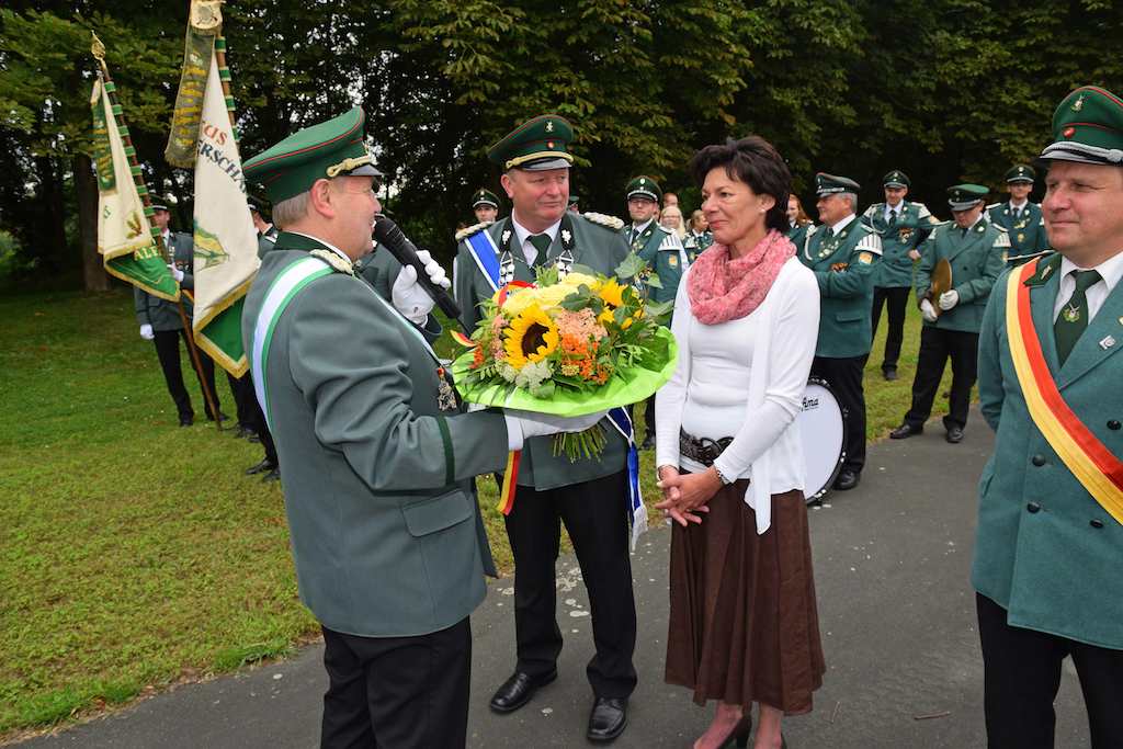 <p>Oberst Drüke bedankte sich bei den beiden für ein tolles Schützenjahr</p>