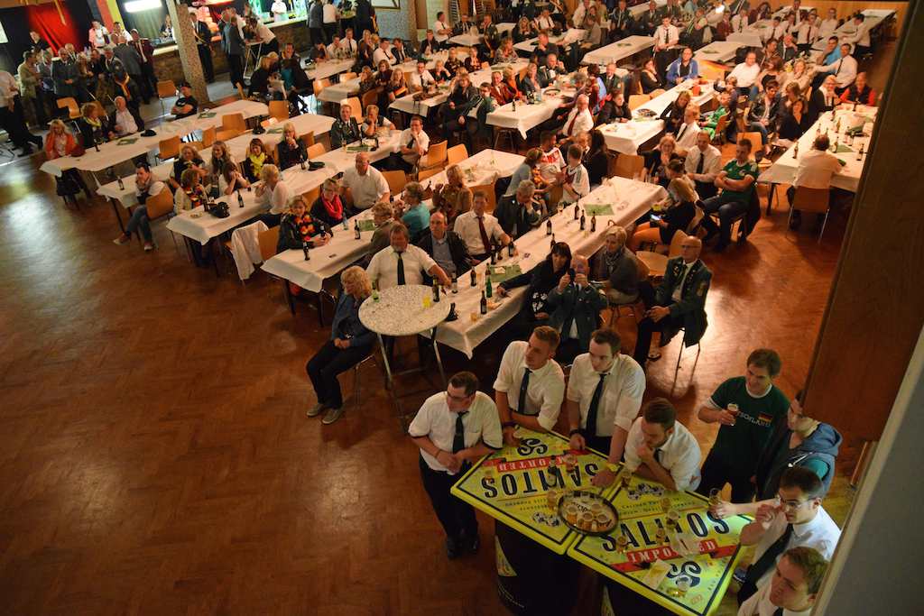 <p>Schützen und Fußballfans vor der Leinwand in der Schützenhalle</p>