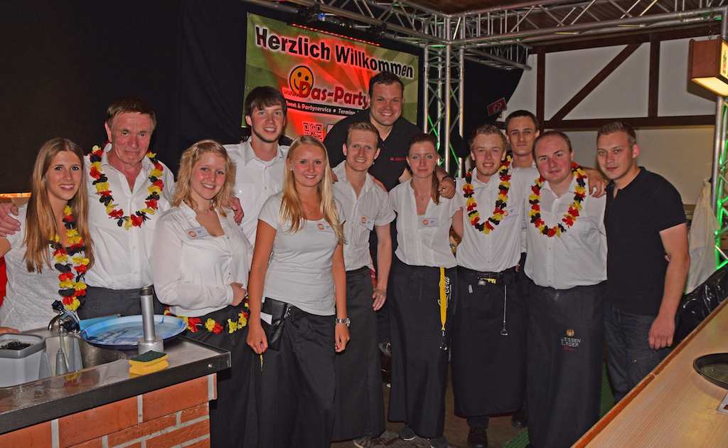 <p>Festwirt Michael Glöckner mit seinem fleißigen und hilfsbereiten Helferteam</p>