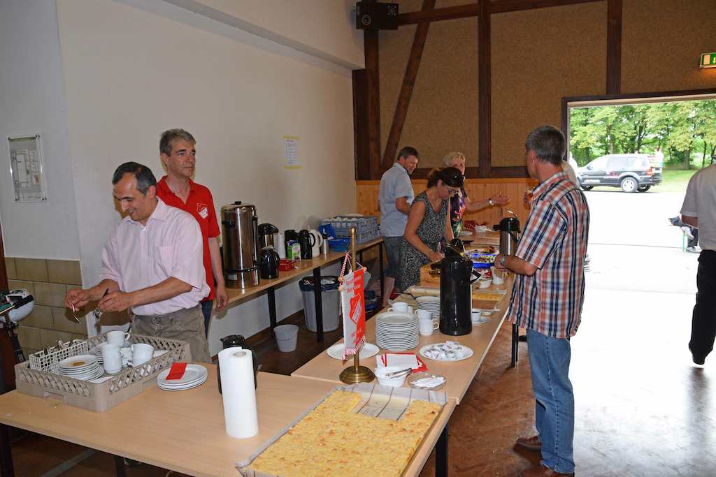 <p>Die Bewirtung mit Kaffee und Kuchen übernahm in diesem Jahr der SV RW Alfen, der sich an diese Stelle bei allen Helfern und Unterstützern herzlich bedankt</p>