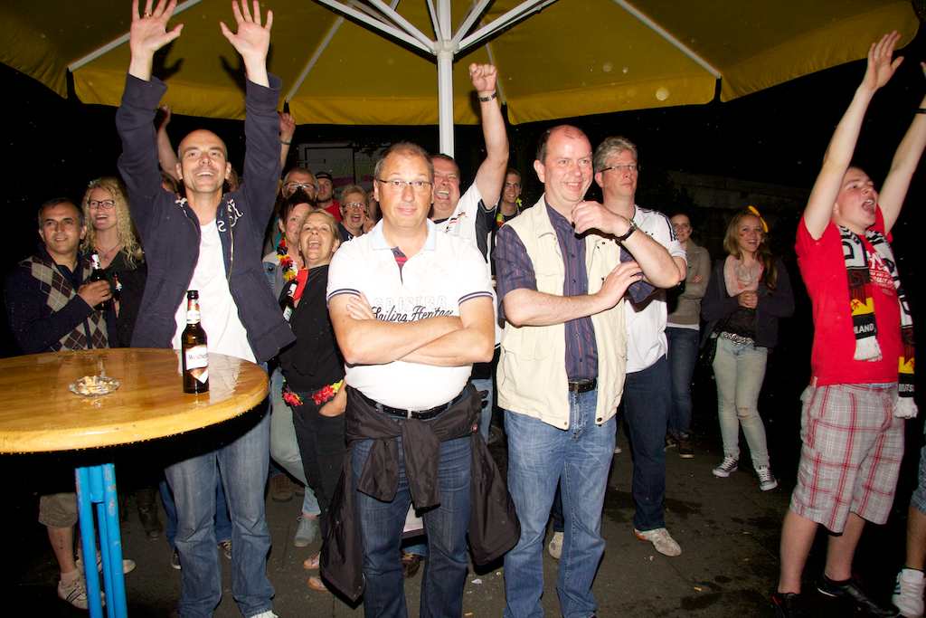 <p>Der Pokal wird überreicht</p>