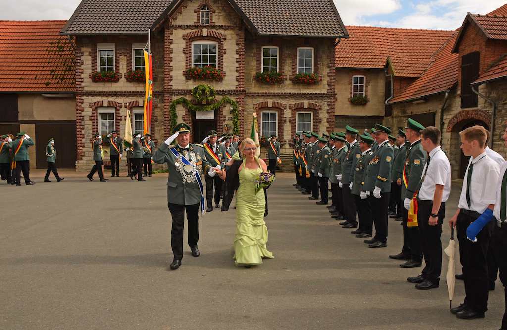 <p>Kaiser Josef und Kaiserin Hannelore begrüßten die angetretenen Schützen</p>