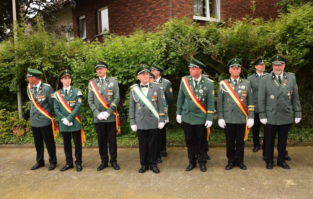 <p>Nach dem Gottesdienst ging es zum Zapfenstreich ans Ehrenmal</p>