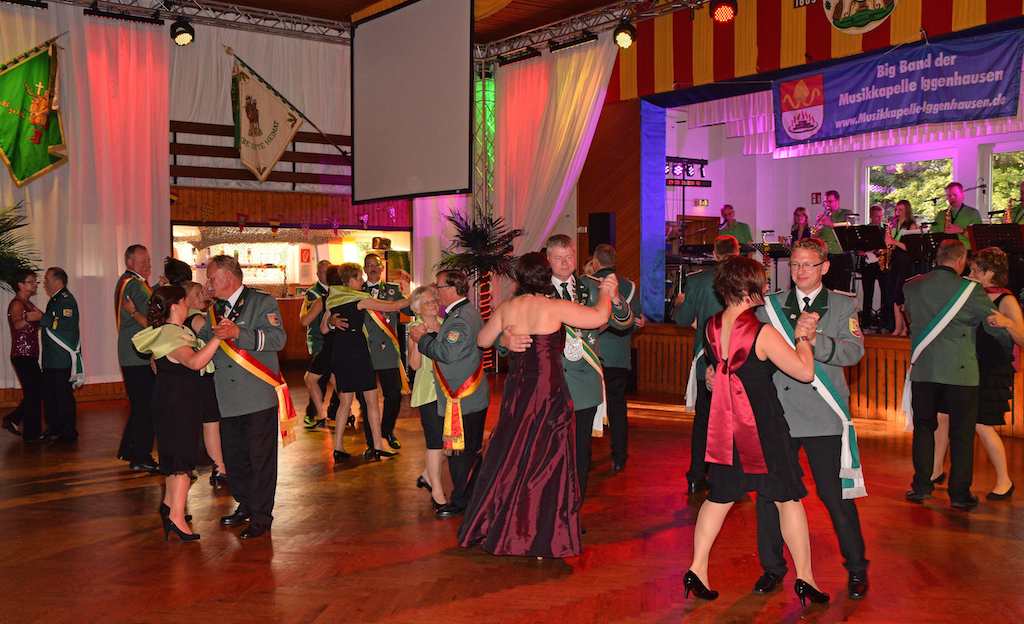 <p>Unter den Klängen der Iggenhausener BigBand wurde noch lange gefeiert</p>