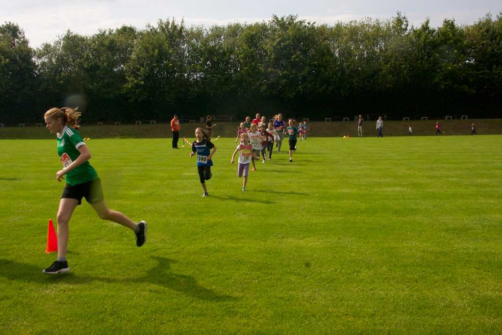 <p>Ein weiterer Programmpunkt war der 800 Meterlauf im Rahmen des 2. Borchener Schüler Lauf Cups</p>