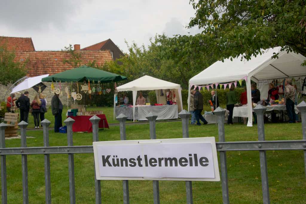 <p>Im Pfarrgarten wurde erstmalig eine Künstlermeile angeboten</p>