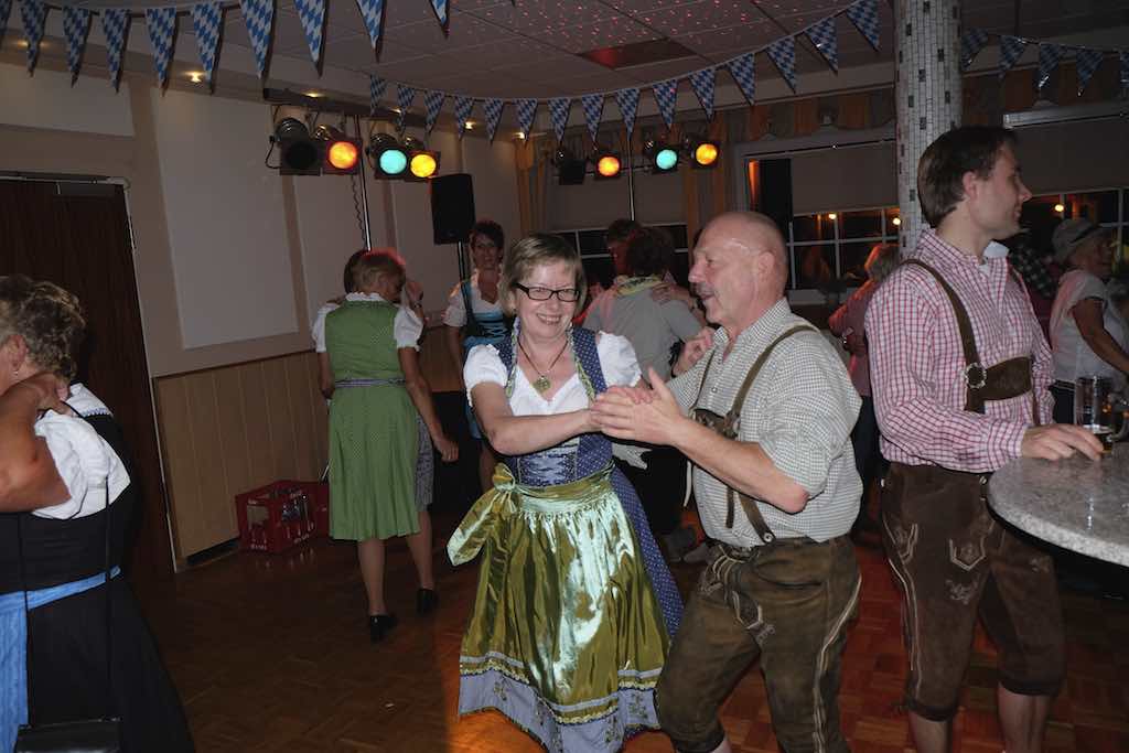 <p>Alfener feiern Oktoberfest im Schützenhaus</p>