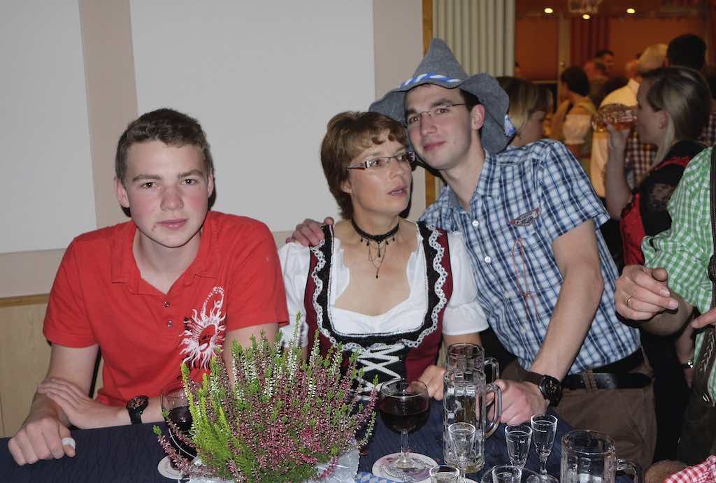 <p>Alfener feiern Oktoberfest im Schützenhaus</p>