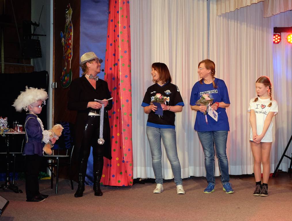 <p>die Trainerinnen der Garde, Daniela Minge und Michaela Drüke-Scheffler erhielten einen Orden für ihre Mühe</p>