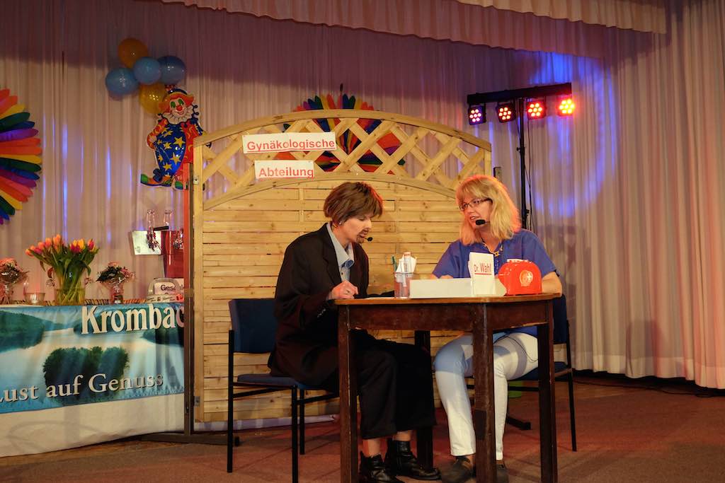 <p>Die Karnevelszicken der kfd Alfen in Aktion</p>
