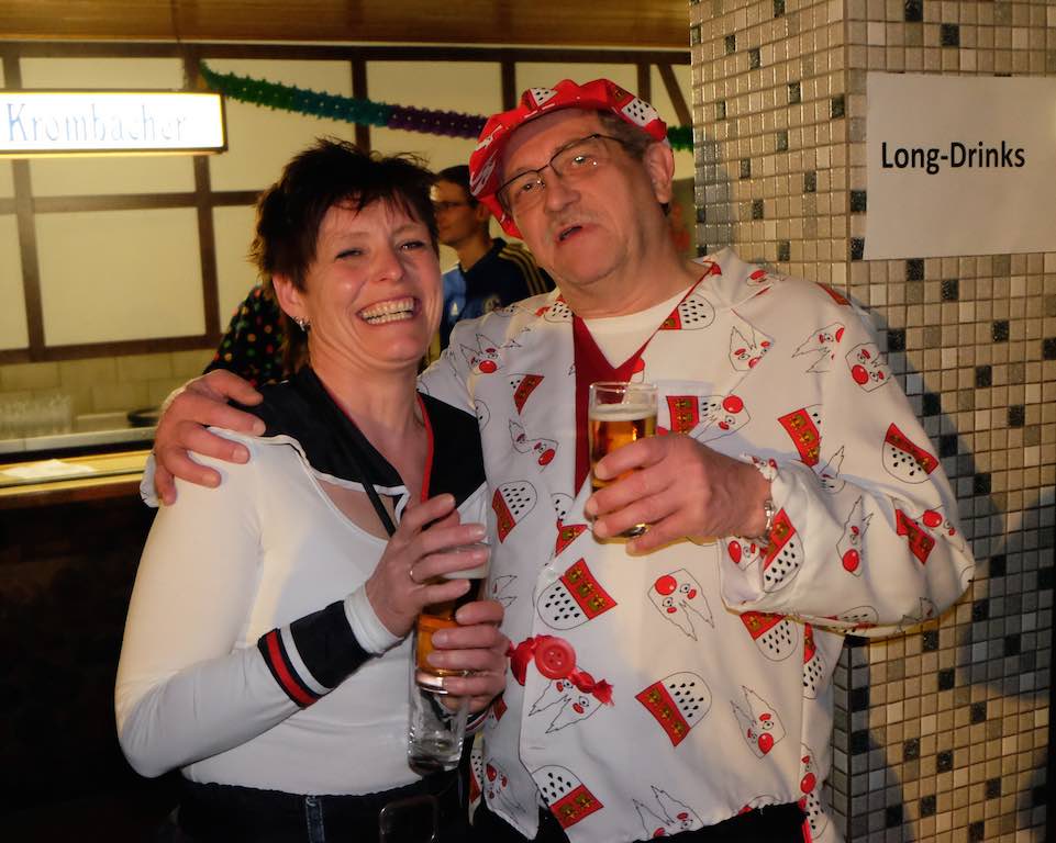 <p>Die Karnevelszicken der kfd Alfen in Aktion</p>