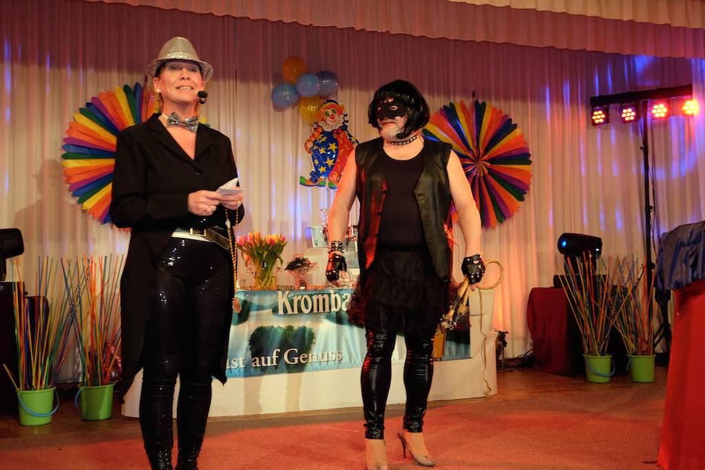 <p>Die Karnevelszicken der kfd Alfen in Aktion</p>