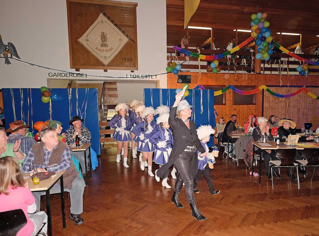 <p>Pünktlich um 18.31 Uhr zog die Garde in die Halle ein …</p>