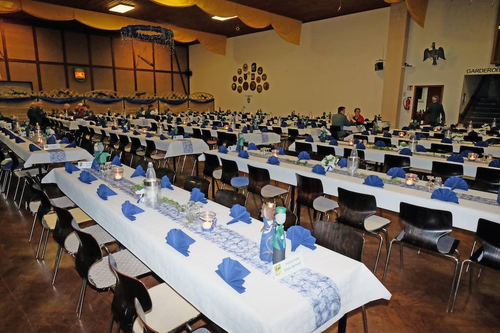 <p>Die festlich geschmückte Schützenhalle wartete schon auf die Gäste. Unter Federführung von Michaela Drüke-Scheffler hatten die Damen der Schießabteilung die Halle in „königsblau“ dekoriert.</p>