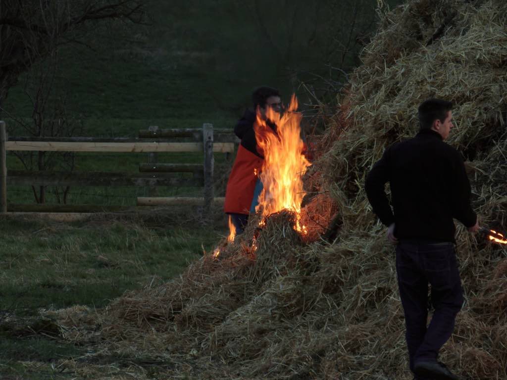 <p>Osterfeuer in Alfen am 5.4.2015</p>