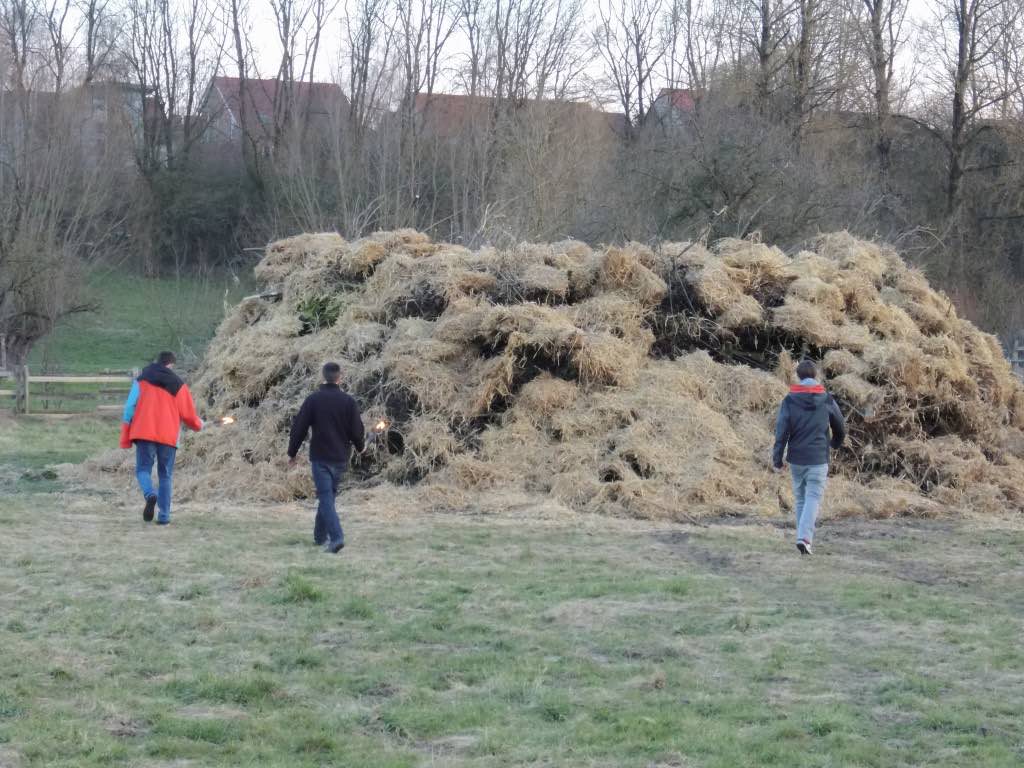 <p>Osterfeuer in Alfen am 5.4.2015</p>