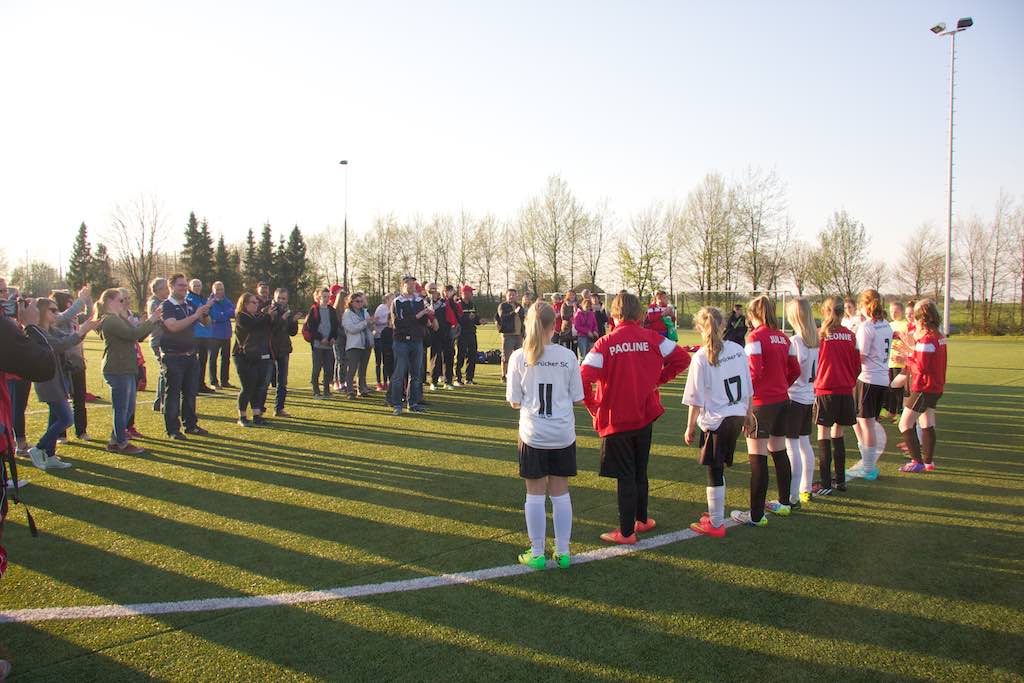 <p>Die beiden Mädchen Teams bei der Siegerehrung</p>