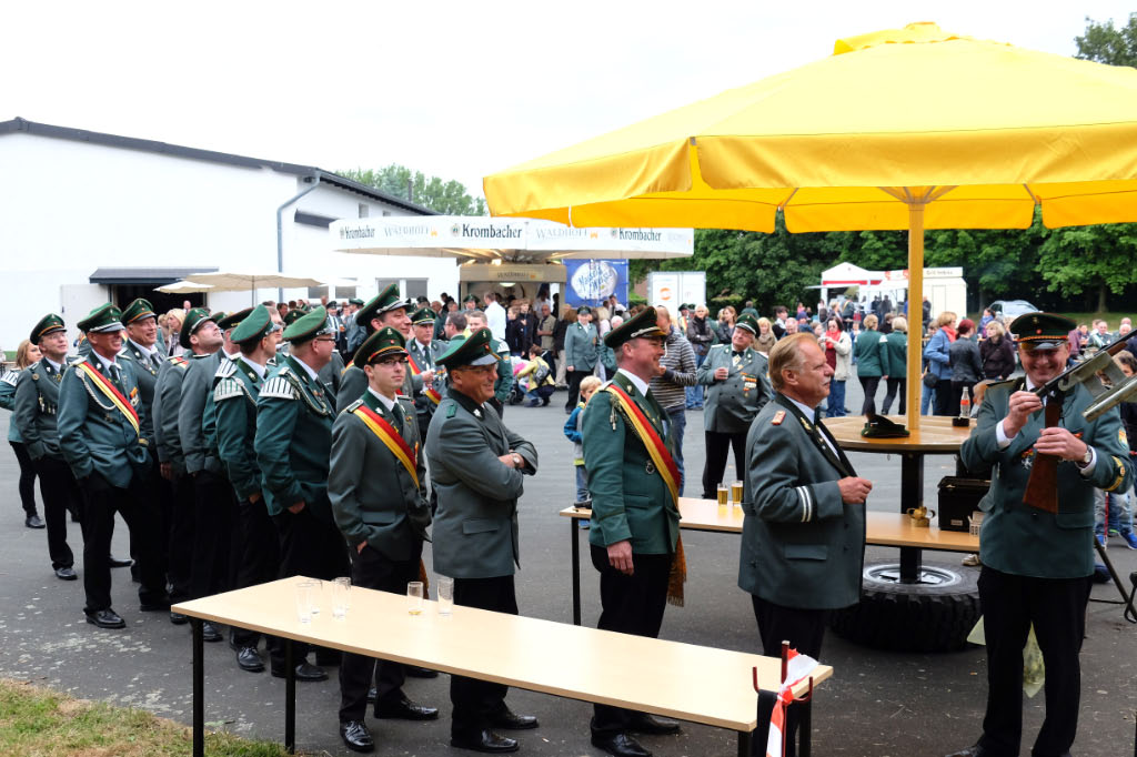 <p>rasch bildete sich an eine lange Schlange von Aspiranten unter der Vogelstange</p>
