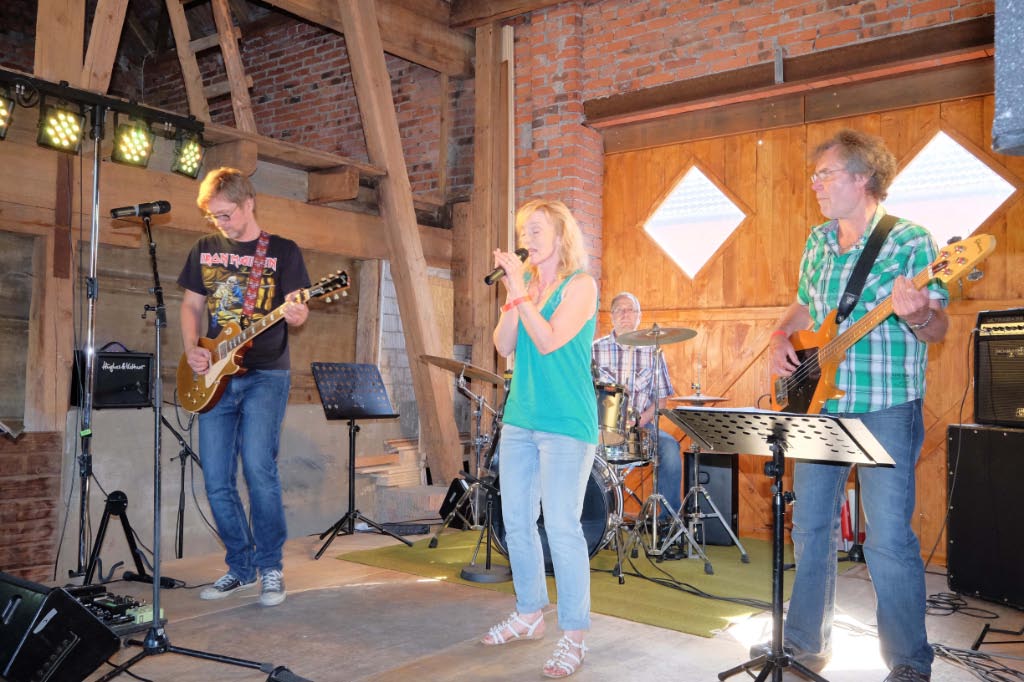 <p>Darice selbst Amerikanerin und schon lange in Alfen wohnhaft, begeisterte erneut mit toller Stimme und klasse Songs.</p>