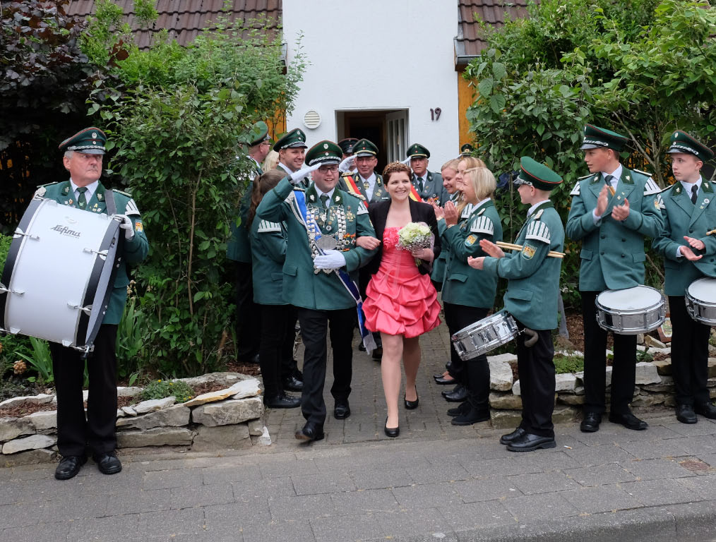 <p>Annika Wischer und Oliver Gürntke präsentiere sich zum ersten Mal den Schützen </p>