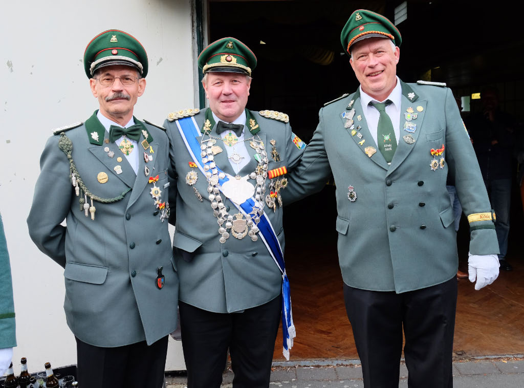 <p>Die neuen Prinzen des Schützenvereins Alfen. Wolfgang Wenzel (Zepter), Josef Drüke (Krone), Ludger Brands (Apfel)</p>